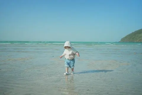 부산에 살면서 바다를 쉽게 접하며 살았지만 제주도의 바다와 색감은 다른 세상인것 같아요
깨끗하기도 하고 청량해보여서 촉감에 민감한 아들이지만 바다에서 오랜시간동안 좋은시간 잘보낸것 같아요
