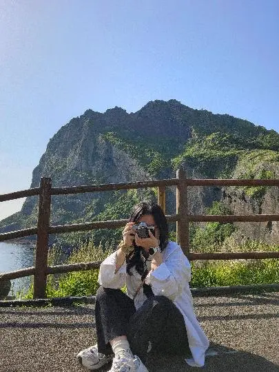 아침 성산일출봉을 보기 위해 근처로 숙소를 잡고 혼자 아침 산책을 했어요! 출근하신 해녀분들도 보고 아름다운 윤슬에 멀리 보이는 우도까지! 너무 좋은 추억으로 남았답니다 ..♡