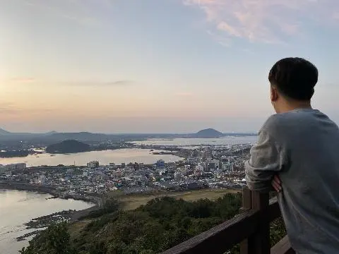 남편이랑 제주 여행 간게 벌써 3년 전이네요. 
그동안 참 바쁘게 사느라 여행을 잊고 산 것 같아요. 
사진보니 정말 고생 많이 하는 우리 남편한테 많이 미안해지네요. 
'제주 여행한 김에, 추억 공유' 라는 이벤트 공모전 덕에 그래도 남편이랑 제주도 가서 찍은 여행 사진 찾아보며 다시금 추억을 회상하게 되네요. 감사합니다. 
제주도 여행 가면 성산일출봉은 늘 빠지지 않고 가게 되는 것 같아요. 
성산일출봉을 가지 않으면 무언가 제주도 여행한 기분이 안들어서요. 
그리고 성산일출봉 갈때마다 정상에서 늘 새로운 고뇌와 다짐을 하게 됩니다 ㅎㅎㅎ 
다음 제주도 여행을 기약하며 추억 남기고 갑니다.