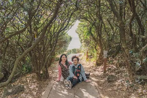 한반도 모양의 바다가 보인다는 남원큰엉해안경승지에 다녀왔어요.
제 얼굴이 한반도를 짊어지고 있는 애국자같은 사진이 나왔네요!
제주의 예쁜 바다를 색다르게 볼 수 있는 곳이에요! 추천합니다.