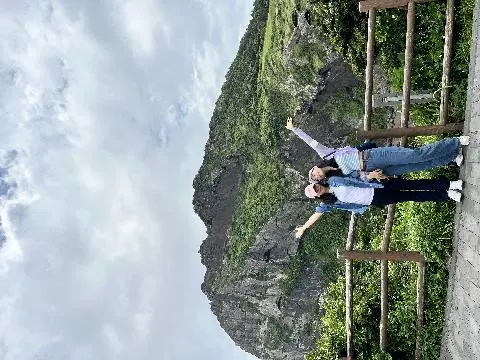 엄마랑 둘이 성산일출봉!!!!

아침엔 안개로 뒤덮여 잘 안보였던 성산일출봉이 저희가 막 올라가려고 하니까 파란하늘이 점점 나왔어요!! 뜻밖의 하늘에 넘 신나서 엄마랑 저랑 사진을 마구 찍었답니다!

제주도 여러번 오면서 성산일출봉을 멀리서 보기만했는데 왜 이제서야 와봤는지!!!!