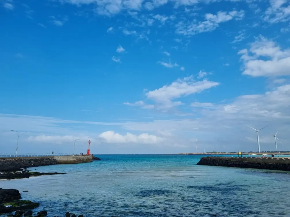 {"kr":"드라마 속 제주를 찾는 여정, <웰컴투삼달리> 따라 여행하기"}