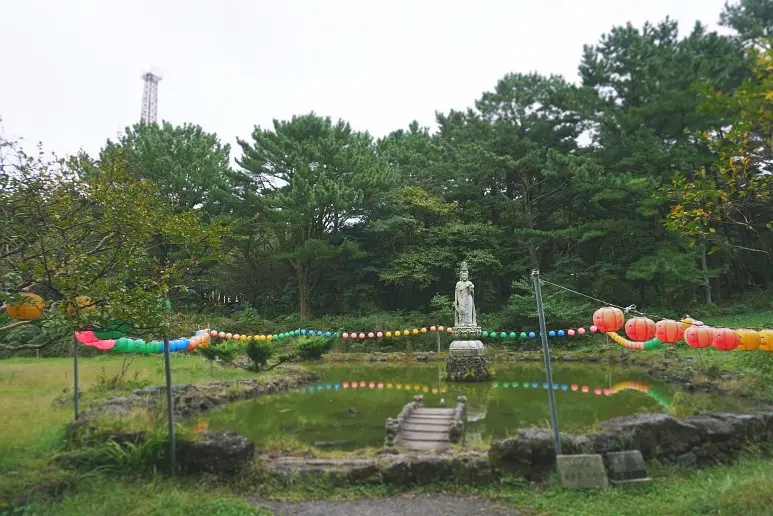 {"kr":"드라마 속 제주를 찾는 여정, <웰컴투 삼달리> 따라 여행하기"}