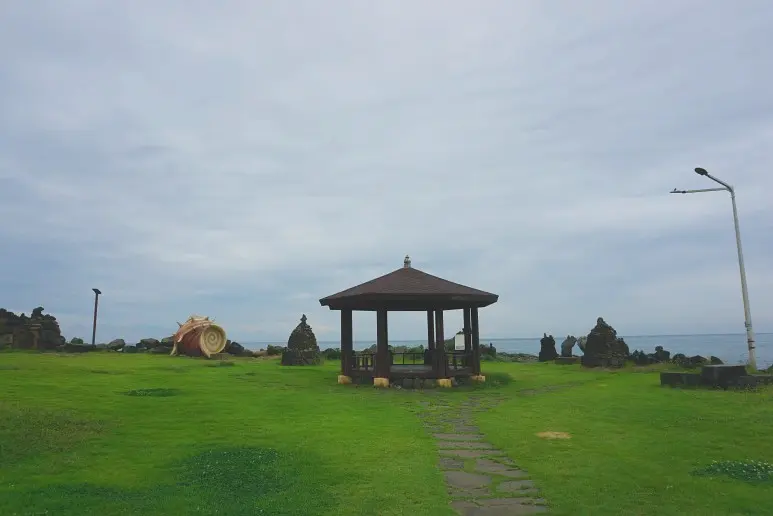 {"kr":"드라마 속 제주를 찾는 여정, <웰컴투 삼달리> 따라 여행하기"}