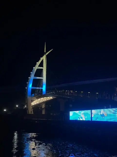 더운 낮을 피해서 밤에 새연교를 가면 저렇게 멋있는 야경을 볼수있습니다! 주차공간도 넓고 밤 바람 맞으면서 산책하기 좋은 새연교입니다