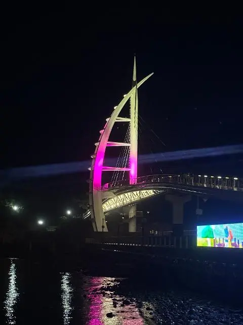 제주의 밤을 더욱 아름답게 빛내는 새연교