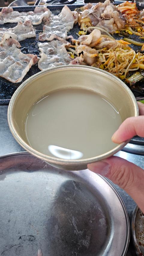 생대패 삼겹살 먹었습니다. 넘 맛있네요. 얼리지 않고 주문들어오면 바로 썰어낸다고 하시는데 진짜 맛있어요 짱이에요. 막걸리도 짱!